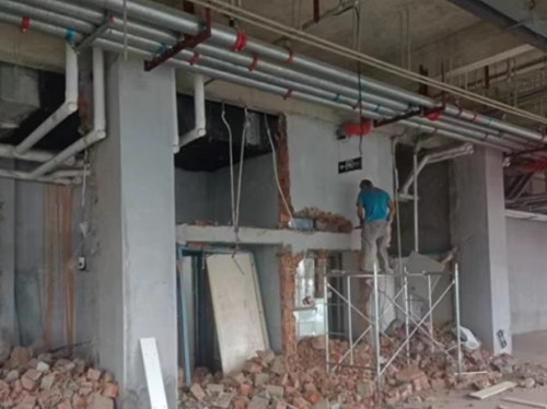 敲墙拆除清运建筑垃圾